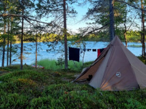 teltta ja pyykkinaru metsässä